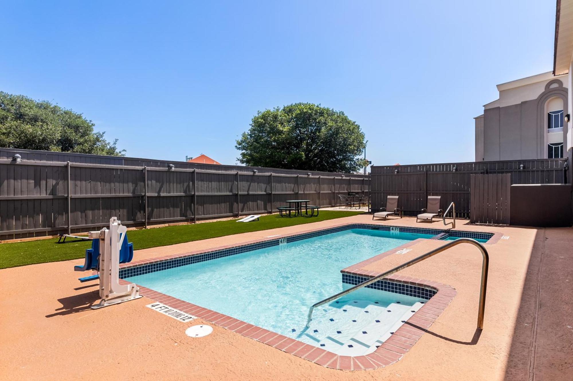 Quality Inn Bastrop Exterior photo